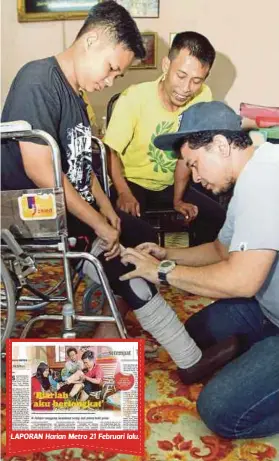  ??  ?? LAPORAN Harian Metro 21 Februari lalu. SYAFIQ Redzuan (kanan) memasang kaki palsu pada Muhammad Daniel Haikal di rumahnya, semalam.