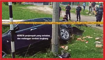  ??  ?? KERETA penjenayah yang terbabas dan melanggar tembok longkang.