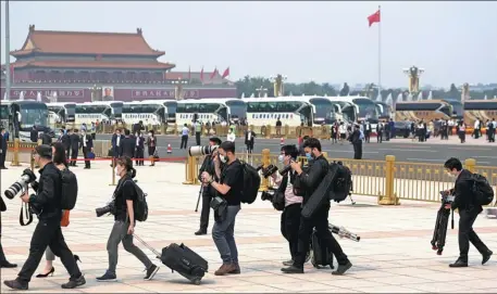  ?? CHEN YEHUA / XINHUA ?? Journalist­s enter the Great Hall of the People in Beijing on Thursday as the third session of the 13th National Committee of the Chinese People’s Political Consultati­ve Conference begins. The Tian’anmen Rostrum can be seen in the background.