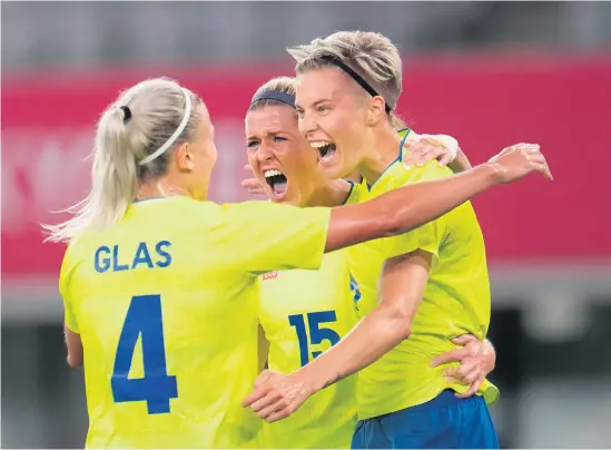  ?? Bild: Björn Larsson Rosvall ?? Lina Hurtig, till höger, firar sitt 3–0-mål mot USA tillsamman­s med Hanna Glas och Olivia Schough.