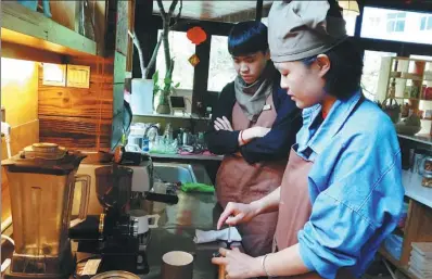  ?? PHOTOS PROVIDED TO CHINA DAILY ?? Yu Tao (right), a resident from Xiadang in Fujian province, learns how to make milk tea in Jixi village.