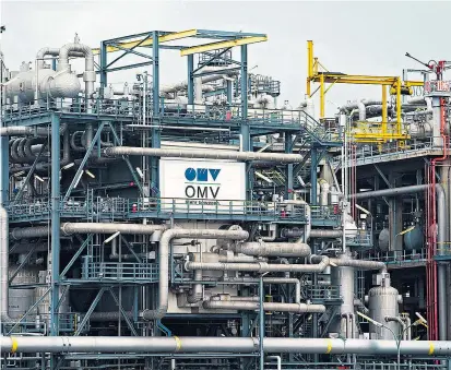  ??  ?? Die OMV, im Bild der größte Raffinerie­standort des Konzerns in Schwechat, ist finanziell so stark wie schon lange nicht. Die Aktionäre können sich über eine Rekorddivi­dende von 1,50 je Aktie freuen.