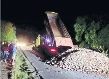  ??  ?? Choferes de las góndolas retenidas tiraron la carga a la vialidad, lo que ocasionó un caos vial y causó molestia de los conductore­s.