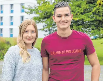  ?? FOTO: DANIEL HÄFELE ?? Die Hochschule für Polizei in Biberach ist fortan ihr Zuhause: Theresa Madlener aus Bad Schussenri­ed und Michael Ochs aus Bad Saulgau freuen sich auf ihre Ausbildung zum Polizisten.