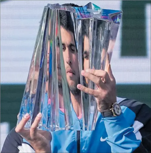  ?? ?? Carlos Alcaraz levanta el poliédrico trofeo de campeón del Masters 1.000 de Indian Wells, el domingo.