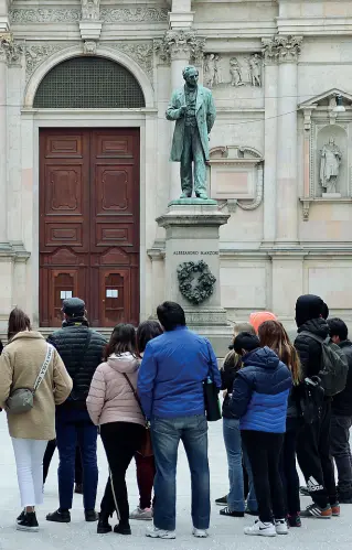  ?? (foto Cherchi) ?? A spasso Turisti in piazza San Fedele davanti al monumento ad Alessandro Manzoni eretto nel 1883