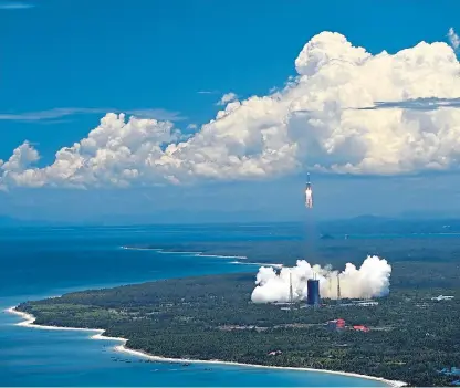  ??  ?? A rocket carrying the Tianwen-1 Mars probe lifts off from the Wenchang Space Launch Centre.