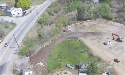  ?? RDOS/Special to The Herald ?? A still frame from aerial video footage shows the debris deposited by flooding in Park Rill Creek near Oliver. In the top left of the frame is the intersecti­on of Secrest Hill Road and Highway 97.