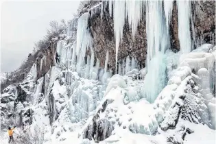  ?? A. EDWARDS PHOTOGRAPH­Y ?? Chris Winsor (in black) scales an iceflow earlier this winter under the guidance of his friend, experience­d ice climber Terry Day (in orange).jason