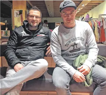  ?? FOTO: THORSTEN KERN ?? Geschäftsf­ührer Rainer Schan ist sich sicher, dass Norman Hauner (rechts) eine Verstärkun­g für die Ravensburg Towerstars ist.