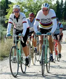  ??  ?? Norma Gimondi, 48 anni, pedala col padre Felice all’eroica, celebre pedalata cicloturis­tica toscana su strade sterrate.