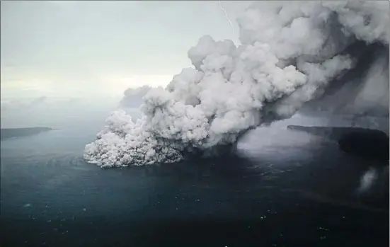  ?? ANTARA FOTO / REUTERS ?? Imagen aérea de la erupción del volcán Anak Krakatau, que emergió en 1927 en el lugar donde había estado el legendario Krakatoa