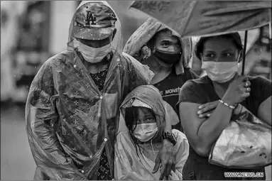  ??  ?? A family evacuate from their home at a coastal area due to the heavy rains and strong winds from typhoon Goni in Manila, the Philippine­s, on Nov. 1, 2020. Between 19 to 31 million people in the Philippine­s, about a quarter of the country’s population, could be affected by Super Typhoon Goni, the country’s disaster body said on Sunday. (Photo:Xinhua)