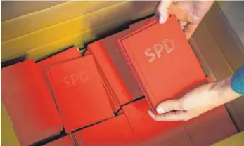  ?? FOTO: MICHAEL KAPPELER/DPA ?? Kistenweis­e neue Mitglieder­ausweise hat der SPD-Kreisverba­nd Biberach nicht gebraucht. Aber mit 37 Eintritten in zwei Wochen wurde doch eine stattliche Zahl an neuen Ausweisen ausgestell­t.