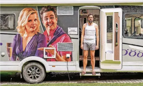  ??  ?? Szene aus der achten „Pastewka“-Staffel: Bastian Pastewka als Bastian Pastewka (und auf dem Wohnmobil mit Annette Frier).