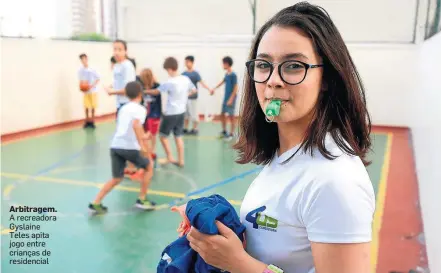  ?? JF DIORIO/ESTADÃO ?? Arbitragem. A recreadora Gyslaine Teles apita jogo entre crianças de residencia­l