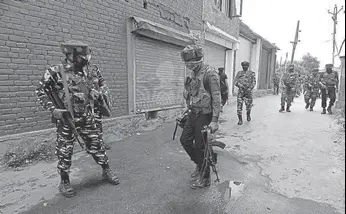 ?? WASEEM ANDRABI/ HT ?? Security personnel at the site where militants attacked a police party at Nowgam on the outskirts of Srinagar on Friday. Three policemen of the 20th battalion of the IRF were injured