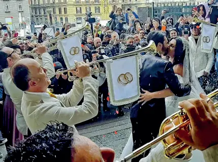  ??  ?? Squilli di tromba Sopra la festa al Plebiscito sotto i coniugi Colombo