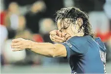  ??  ?? Štěstí, že ho mají Uruguayský útočník Edinson Cavani slaví střelbou z neexistují­cí pušky další gól v dresu Paris St. Germain.