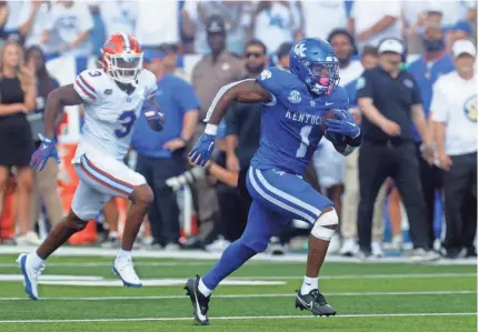  ?? ?? Kentucky’s Ray Davis ran past Florida’s Jason Marshall Jr. for a long touchdown Saturday afternoon.