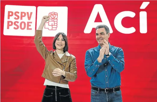  ?? EFE ?? La ministra de Ciencia, Diana Morant, nueva líder de los socialista­s valenciano­s, recibe el respaldo de Pedro Sánchez ayer en Benicássim.