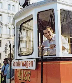  ?? FOTO/REPRO: BECKER&BREDEL ?? Herbert Weinlands Haus in Eschringen (l.) ist ein kleines Verkehrsmu­seum. Auch in seiner Freizeit fasziniert­en ihn Straßenbah­nen. In Wien (r.) gefiel ihm dieser „Sonderwage­n“.