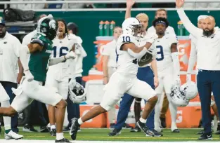  ?? CARLOS OSORIO/AP ?? Penn State’s Nick Singleton sprints down the sideline on his way to a 53-yard gain after making a catch in the first quarter of the Nittany Lions’ win over Michigan State on Friday night at Ford Field.