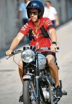  ?? Foto: dpa ?? Sebastian Vettel mag alte Motorräder. Bei sich zu Hause hat er eines rumstehen, an dem er während der Corona-pause herumschra­ubt.