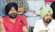  ?? KESHAV SINGH/HT ?? Aam Aadmi Party leaders Sukhpal Khaira and Kanwar Sandhu at a press conference in Chandigarh on Monday.