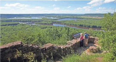  ?? CHELSEY LEWIS / MILWAUKEE JOURNAL SENTINEL ?? Wyalusing State Park gives visitors various sites to look over the junction of the Wisconsin and Mississipp­i rivers.