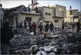  ?? FATIMA SHBAIR — THE ASSOCIATED PRESS ?? Palestinia­ns on Saturday look at houses destroyed in the Israeli bombardmen­t of the Gaza Strip in Rafah.