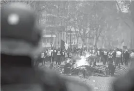  ??  ?? DISTURBIOS. Los enfrentami­enos entre manfestant­es y policías dejaron numerosos daños en París y otras ciudades. (EFE)