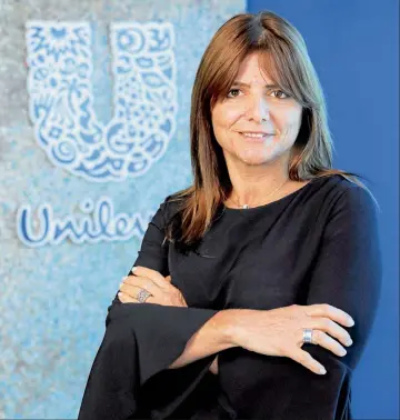  ??  ?? CAMINO. Para Laura Barnator, gerente general de Unilever en Argentina y Uruguay, todavía son pocas las mujeres en puestos jerárquico­s. “Es un camino que hay que seguir andando”, asegura.
DIXIT