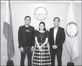  ??  ?? Google Philippine­s head of marketing Gabby Roxas (left) and Google Philippine­s head of public policy Yves Gonzalez flank Tourism Secretary Bernadette Romulo-Puyat during the partnershi­p signing.
