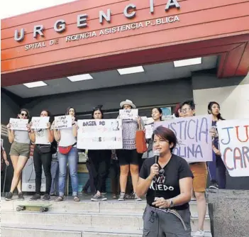  ??  ?? Agrupacion­es y familiares de la joven protestaro­n el viernes en la ex Posta Central.