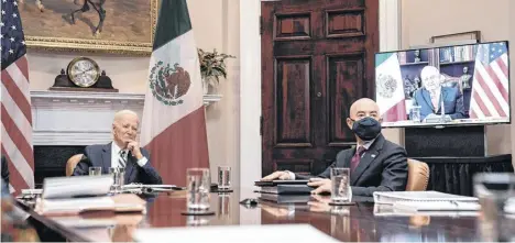  ?? EFE ?? El presidente Joe Biden y el secretario de Seguridad, Alejandro Mayorkas, durante la reunión virtual con el presidente mexicano Andrés Manuel López Obrador, quien aparece en un monitor.