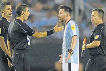  ?? AFP ?? Lionel Messi (2nd right) argues with second assistant referee Marcelo Vangasse during the game against Chile.