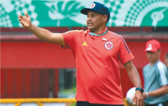  ?? / AFP ?? El antioqueño Carlos Paniagua asumió desde diciembre de 2021 la dirección técnica de las seleccione­s femeninas de menores de Colombia.