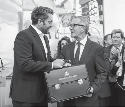  ?? Foto: Efe ?? Huerta entrega la cartera del Ministerio de Cultura y Deporte a Guirao.