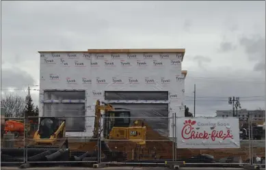  ?? LAUREN HALLIGAN - MEDIANEWS GROUP ?? A coming soon sign is displayed in front of the future Chick-fil-A being constructe­d in Clifton Park.