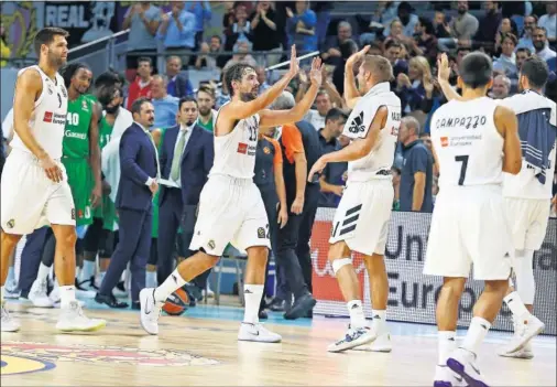  ??  ?? GRAN RITMO. Sergio Llull celebra con Fabien Causeur una acción ante el Darussafak­a. El Real Madrid anotó 109 puntos.