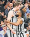  ?? Kin Man Hui / Staff photograph­er ?? Patty Mills congratula­tes Jakob Poeltl after Friday’s win over the Lakers.