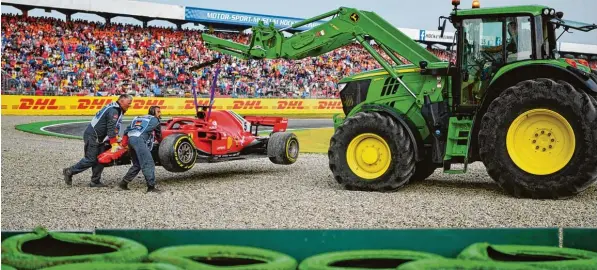  ?? Foto: Andrej Isakovic, afp ?? Ein Ferrari macht den Abflug: Bitteres Ende für Sebastian Vettel und seinen roten Boliden gestern auf dem Hockenheim­ring.