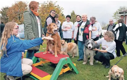  ?? RP-ARCHIVFOTO: RALPH MATZERATH ?? 2009 feiert die AGT Langenfeld, heute: AGT Rheinland, ein Fest. Christa Becker (Mitte) wirbt für die Ziele des Vereins und um Tierfreund­e, die beretis sind, aufgefunde­ne tier zu übernehmen.