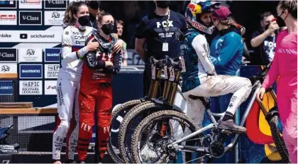  ??  ?? La dure loi du sport résumée en une image : Pompon au premier plan, après un run très compliqué, et Camille Balanche qui attend son premier succès en coupe du monde.
Page de gauche : Thibaut Daprela, auteur d’un run de folie et particuliè­rement à l’aise sur le haut de la piste. On n’a pas fini d’en entendre parler...