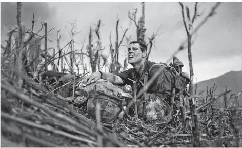  ?? FOTO: CATHERINE LEROY ?? Us-marinesani­täter Vernon Wike neben einem sterbenden Us-marine während einer Schlacht bei Khe Sanh; Südvietnam, April bis Mai 1967.