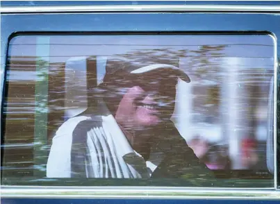  ?? EFE ?? Trump ayer en su coche de camino al campo de golf de Palm Beach en Florida