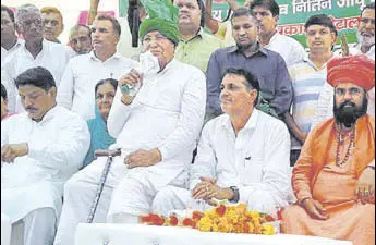  ?? MANOJ DHAKA/HT ?? Former chief minister and INLD supremo Om Prakash Chautala addressing a meeting in the Badhra Assembly constituen­cy in Charkhi Dadri district on Monday.