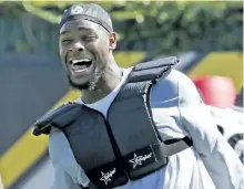  ?? GENE J. PUSKAR/THE ASSOCIATED PRESS ?? Pittsburgh Steelers running back Le’Veon Bell stretches during a team practice at the NFL football team’s training facility in Pittsburgh, on Monday.