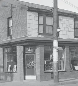  ?? CITY OF TORONTO ARCHIVES/FONDS 200, SERIES 372, SUB-SERIES 33 ?? Joe’s Café and Chop Suey on Elizabeth St. in the Ward, photograph­ed in 1937. Most of the restaurant­s in the area depended on an Anglo-Canadian clientele.